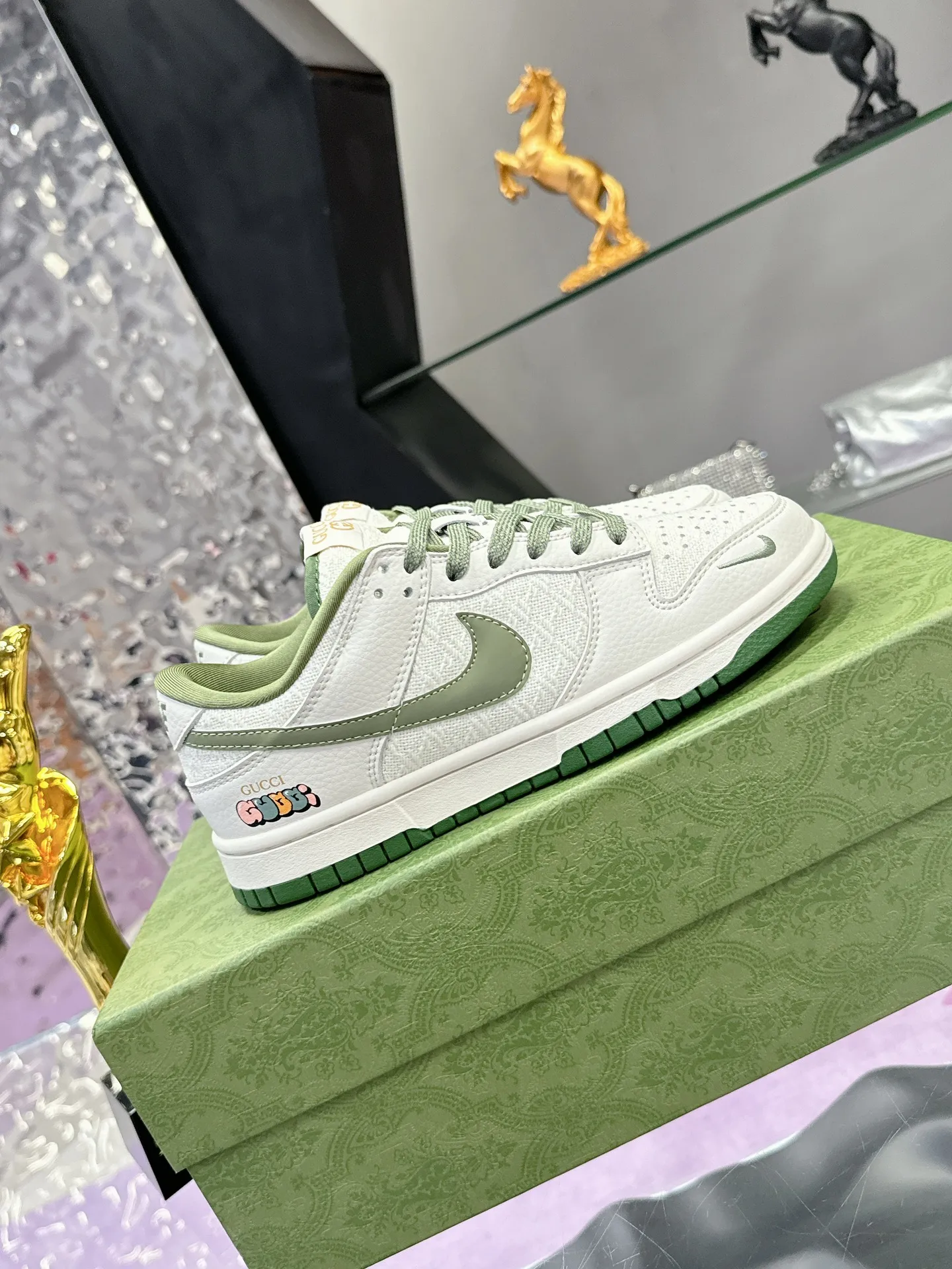 Men's shoes 💰580❤️❤️❤️ Gucci co-branded dunk Nike The latest official model 💓Gucci x Nike Dunk SB series 💓 Produced by Foshan Factory. The shoe body is made of off-white canvas as the main color, with an off-white leather frame overlay, making the shoe very versatile. The tongue is embroidered with yellow Gucci words, and the Swooshb on both sides of the shoe body The logo is embellished with sky blue, and the tongue is made of mesh material, which enhances breathability and is very versatile overall. The word Gucci on the lower side of the heel is decorated in 3D, the mini Nike Swoosh Logo on the side of the toe is embellished with sky blue embroidery, and the yellow Gucci brand name is printed on the heel to highlight the joint identity. Finally, an aged oxidized midsole and a blue outsole complete the overall design. Size: 35-45 Full set of Gucci packaging
